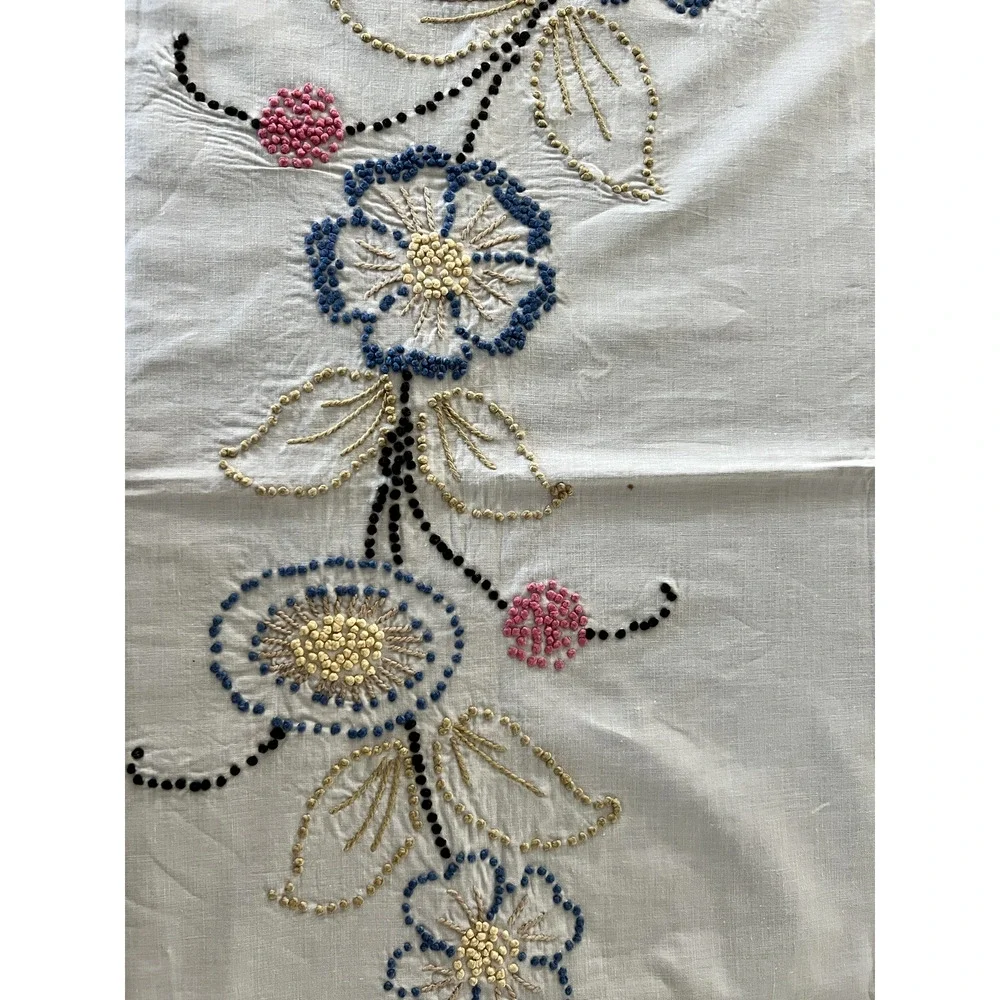 STUNNING! WHITE LINEN TABLECLOTH FLORAL CANDLEWICK HAND EMBROIDERY VINTAGE